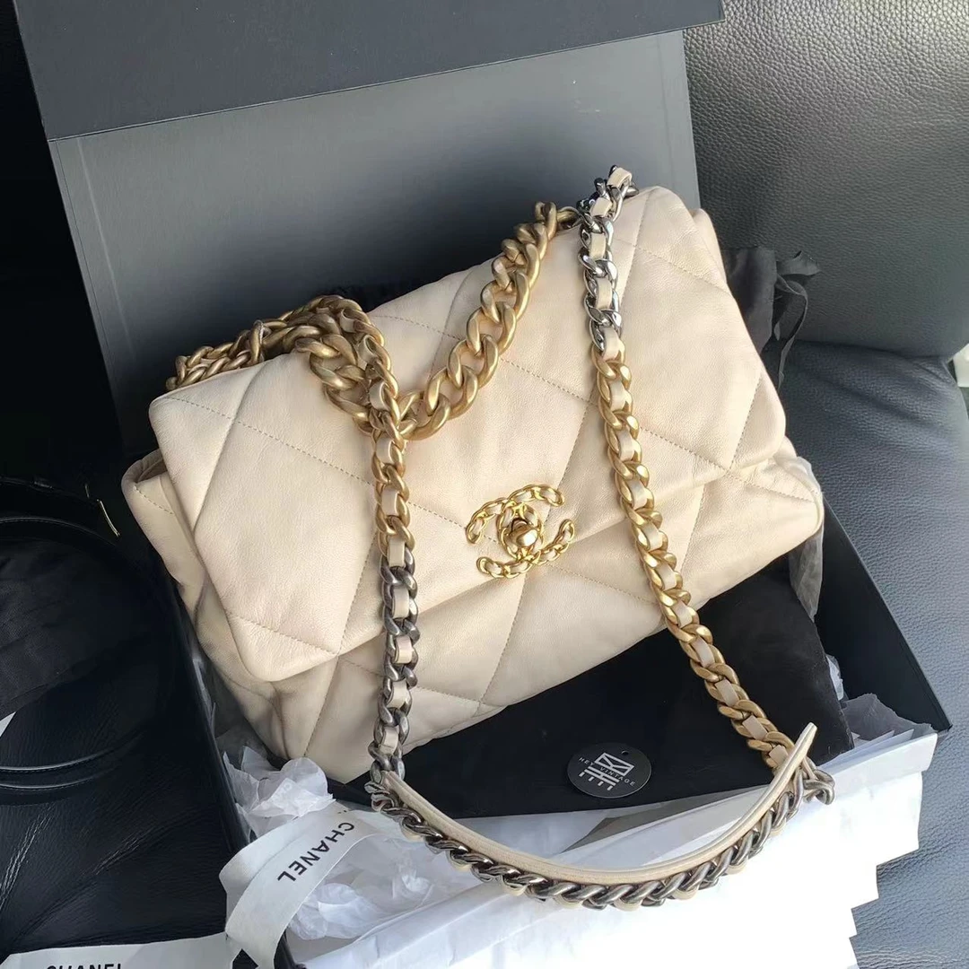 95新 Chanel/香奈儿 奶茶色金扣中号19bag 30cm 15171433