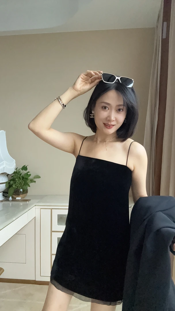 显瘦气质款丝绒吊带裙