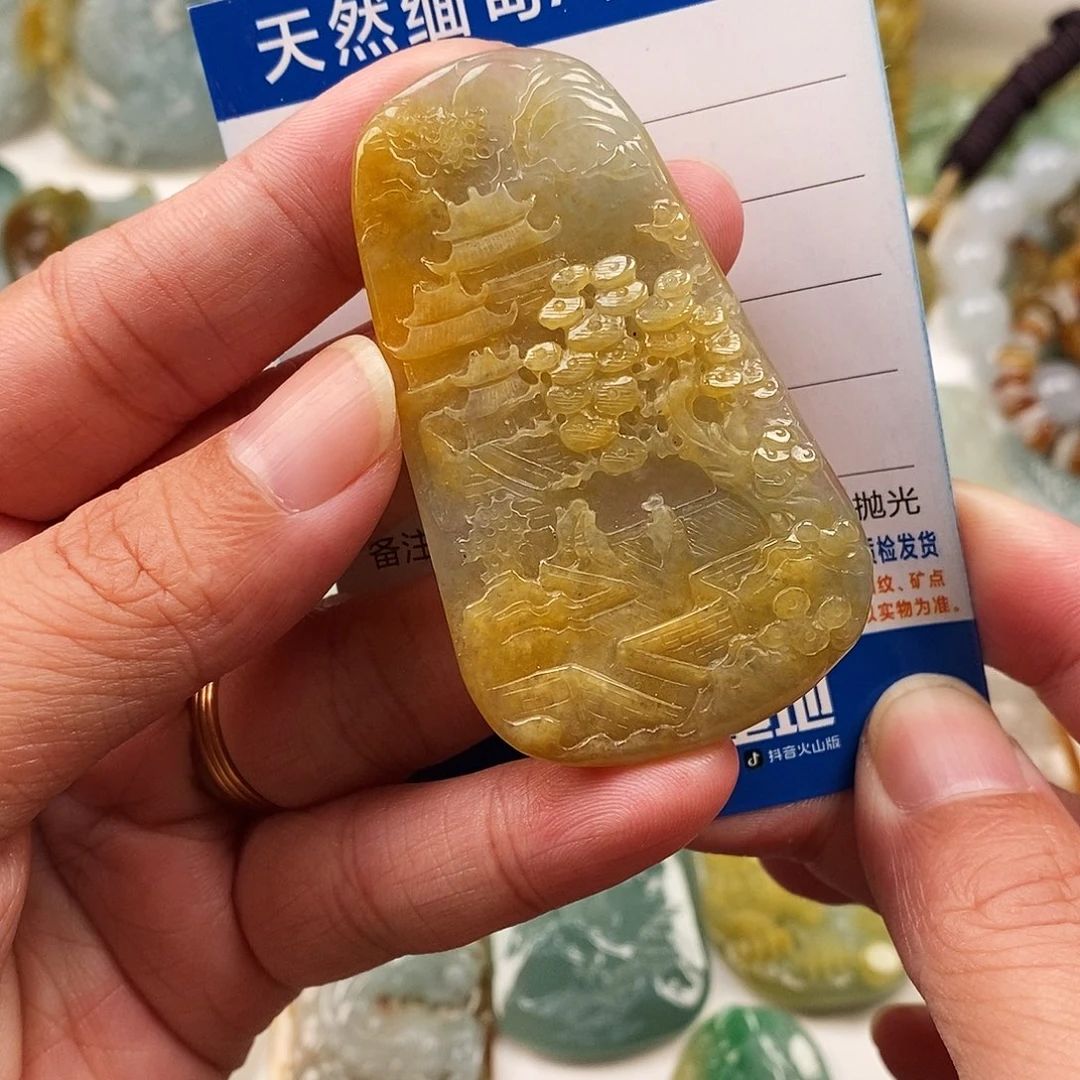 翡翠未镶嵌颈饰山水