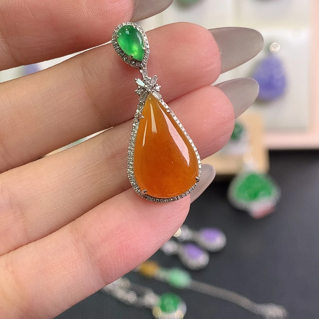 翡翠18K金镶嵌颈饰3、