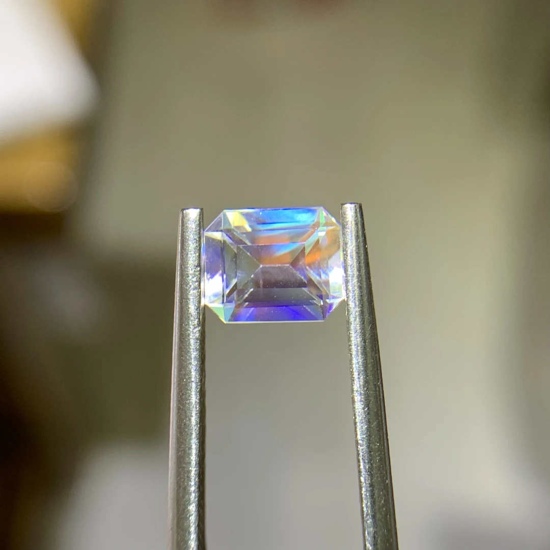天然长方形月光石裸石0.93克拉5.5*6.8mm七天斑澜 满火彩