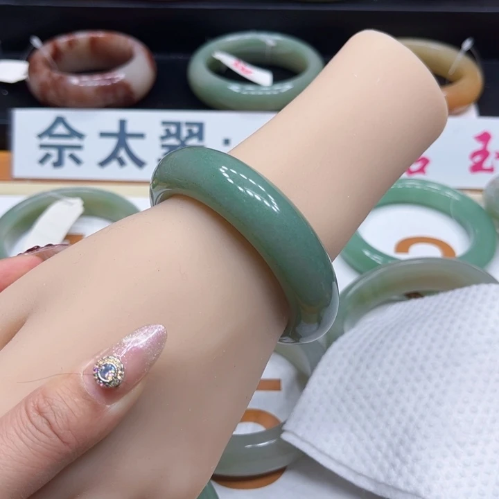 未镶嵌手镯石英质玉M****e