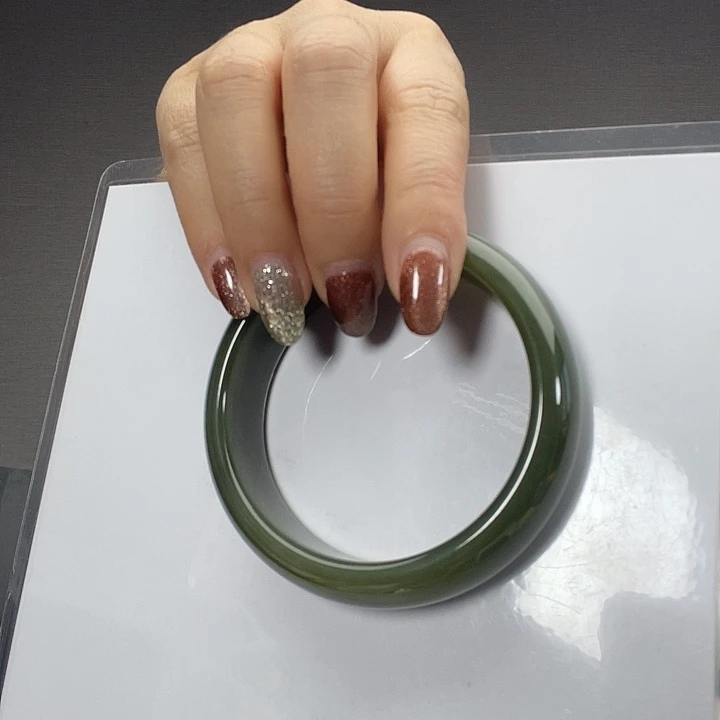 ****飘和田玉未镶嵌手镯