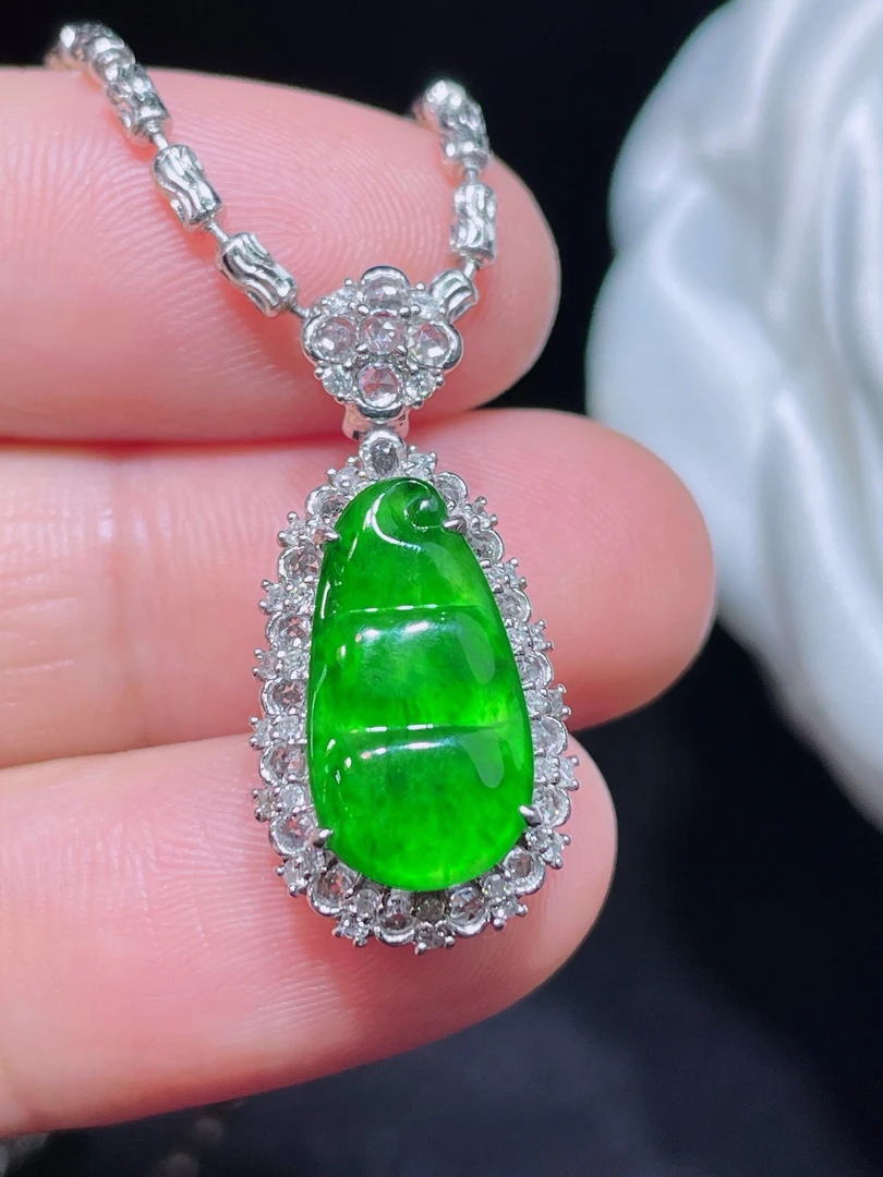 缅甸天然a货翡翠 冰绿福豆吊坠 18k金镶嵌