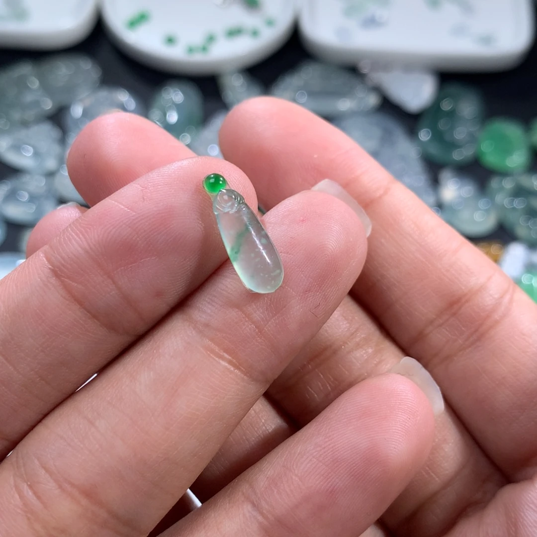 翡翠裸石未镶嵌冰绿瓜