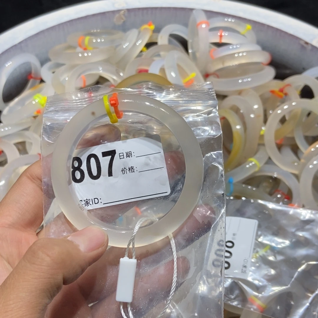 蟑***菜玛瑙/玉髓未镶嵌手镯