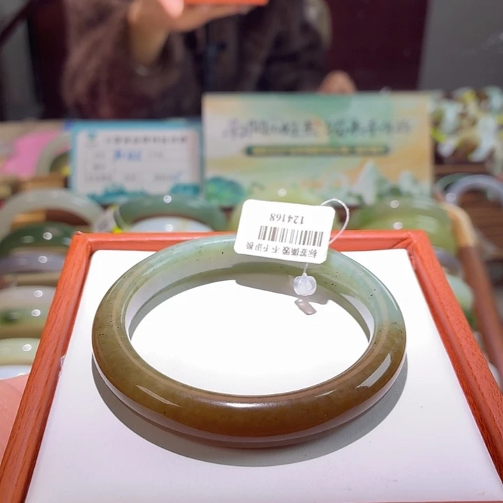 和田玉未镶嵌手镯38。 55