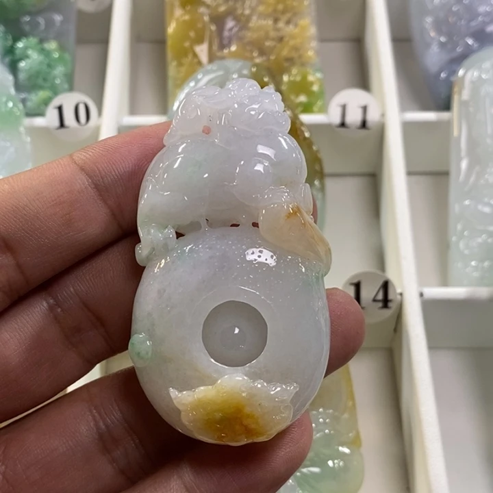 翡翠未镶嵌颈饰皮休