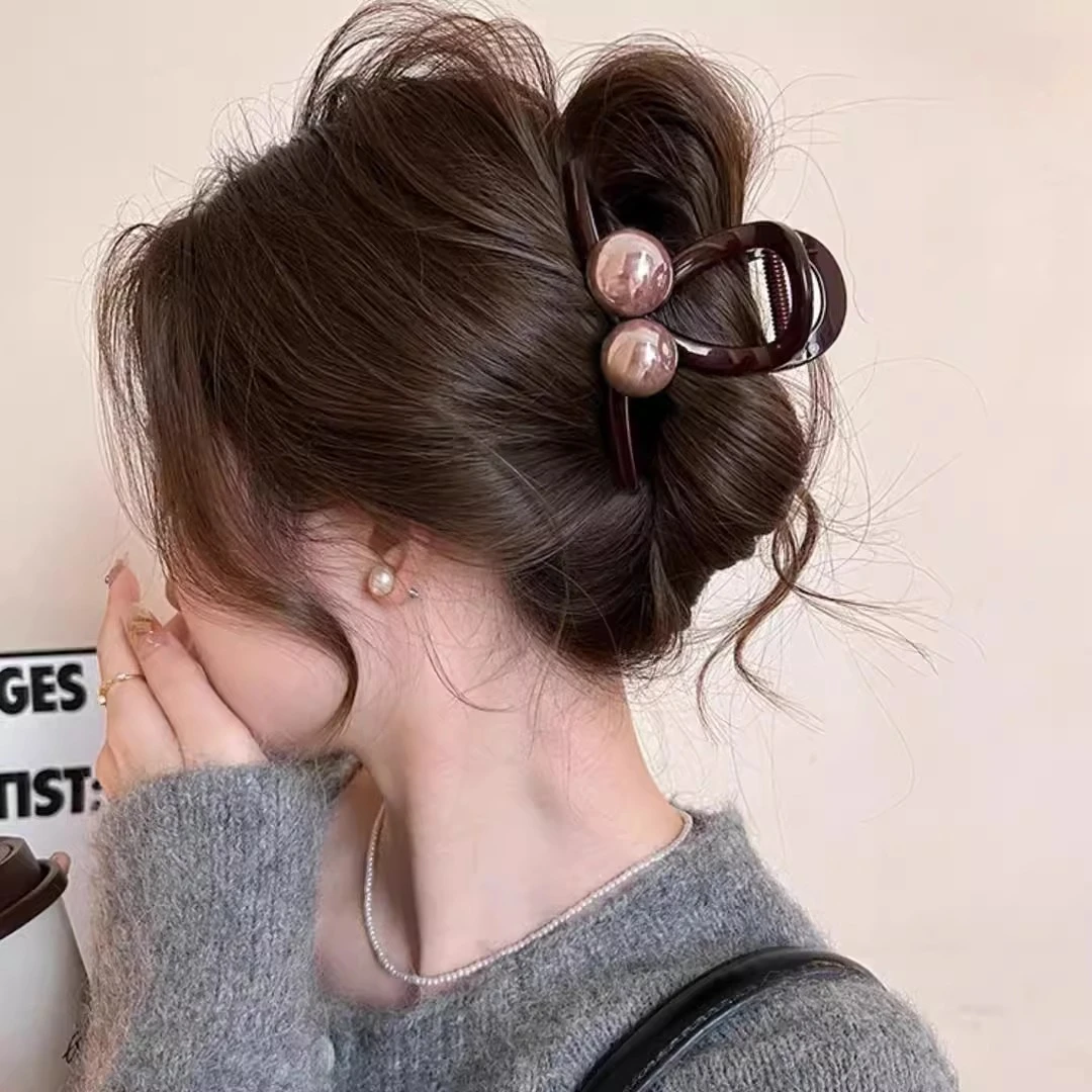 复古咖色珍珠抓夹高级感2025新款后脑勺盘发大号鲨鱼夹发夹
