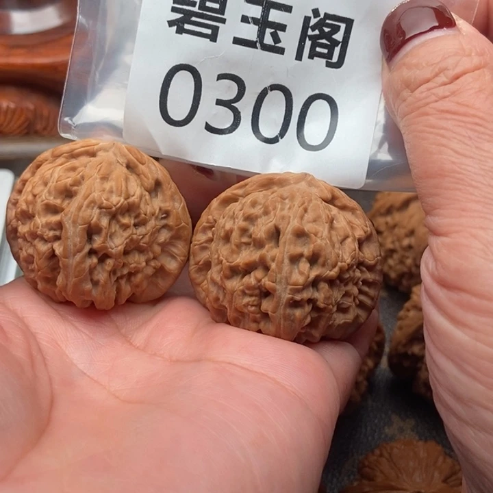 独***白文玩核桃吊坠白狮子42