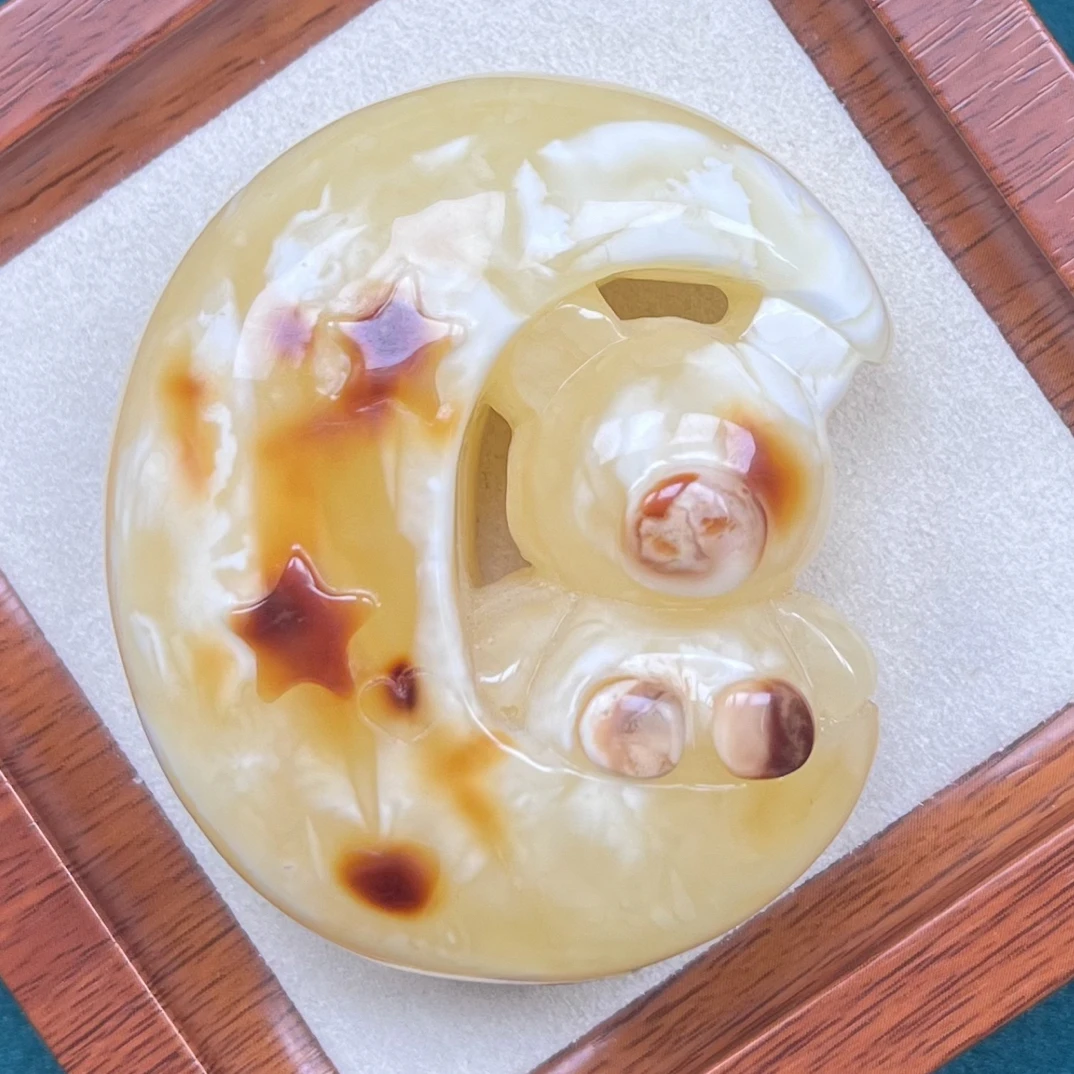 天然琥珀蜜蜡白蜡俏色月亮熊（抖音基地发货，带证书）