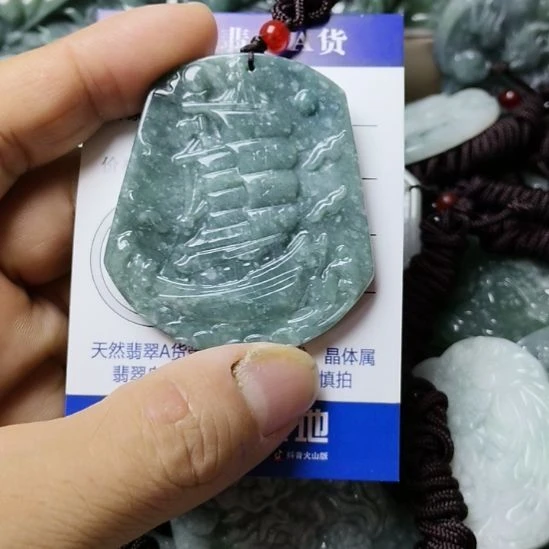 翡翠未镶嵌颈饰挂件