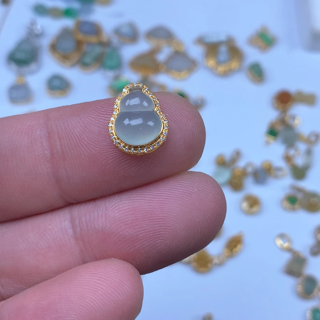 翡翠18K金镶嵌颈饰葫芦