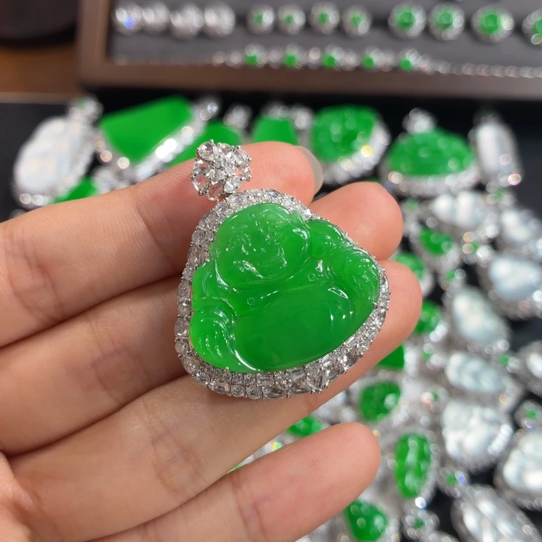 翡翠18K金镶嵌颈饰会**鱼佛公