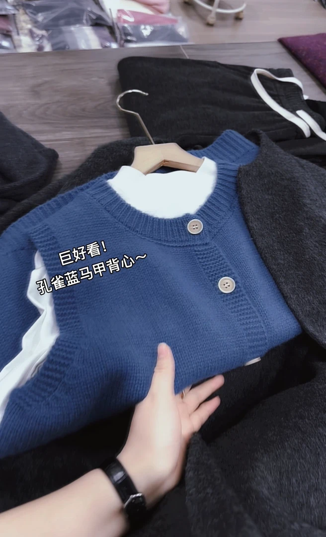 米蓝家名殿！巨好看～孔雀蓝马甲背心开衫6651