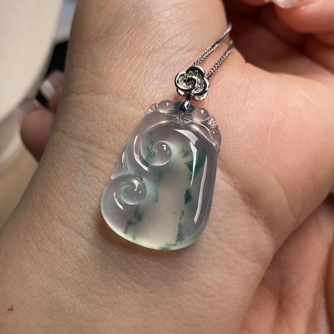 翡翠颈饰18K金镶嵌高冰种白底飘蓝花润透水润大气如意吊坠