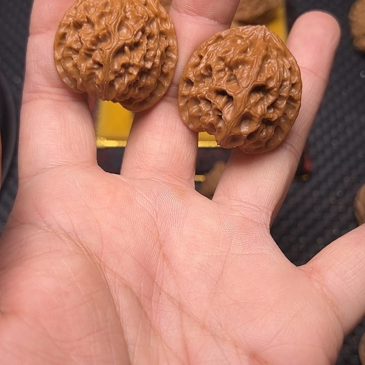 文玩核桃吊坠苹果园