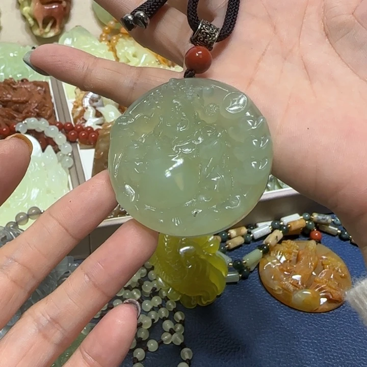 未镶嵌蛇纹石玉吊坠