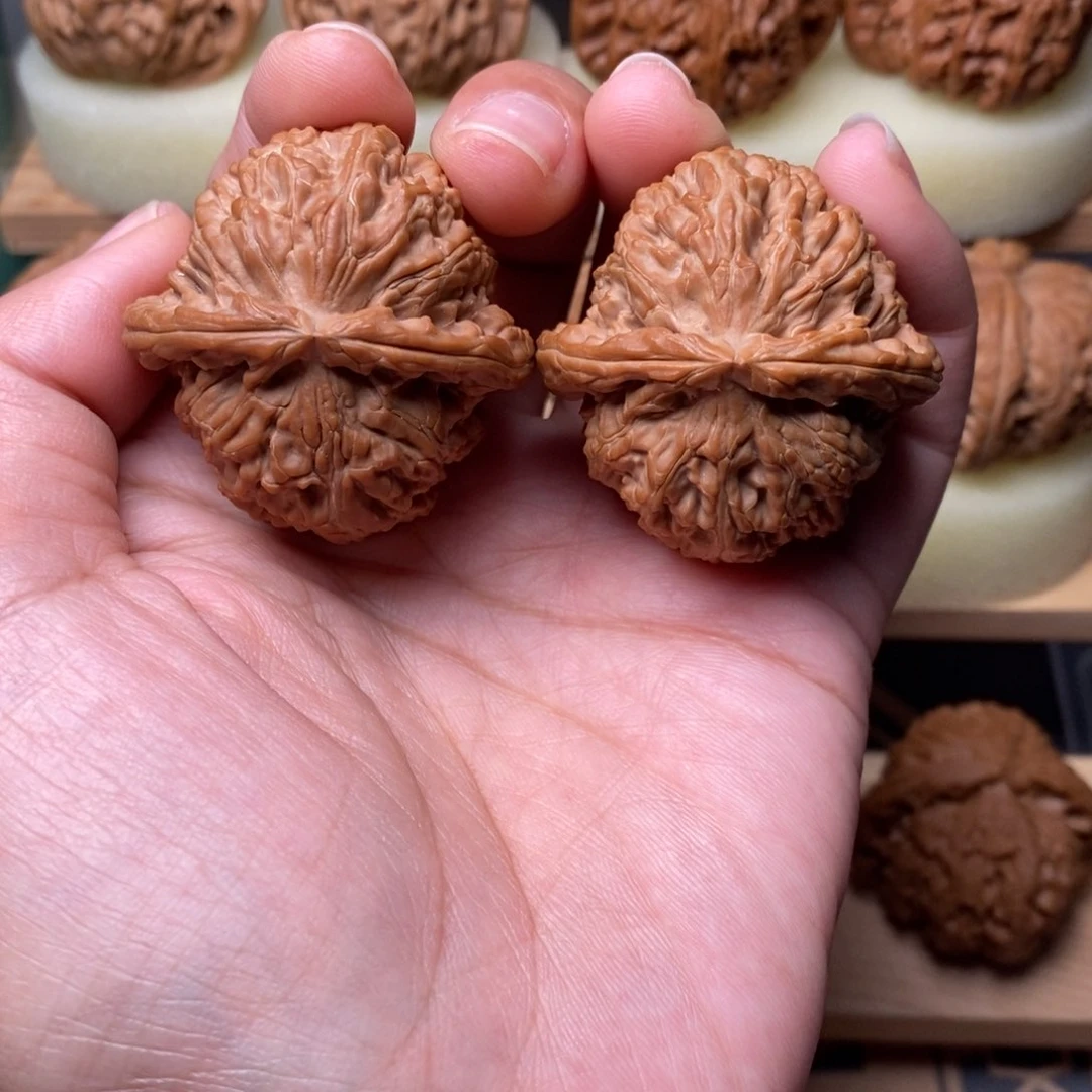 文玩核桃吊坠白狮子41.5