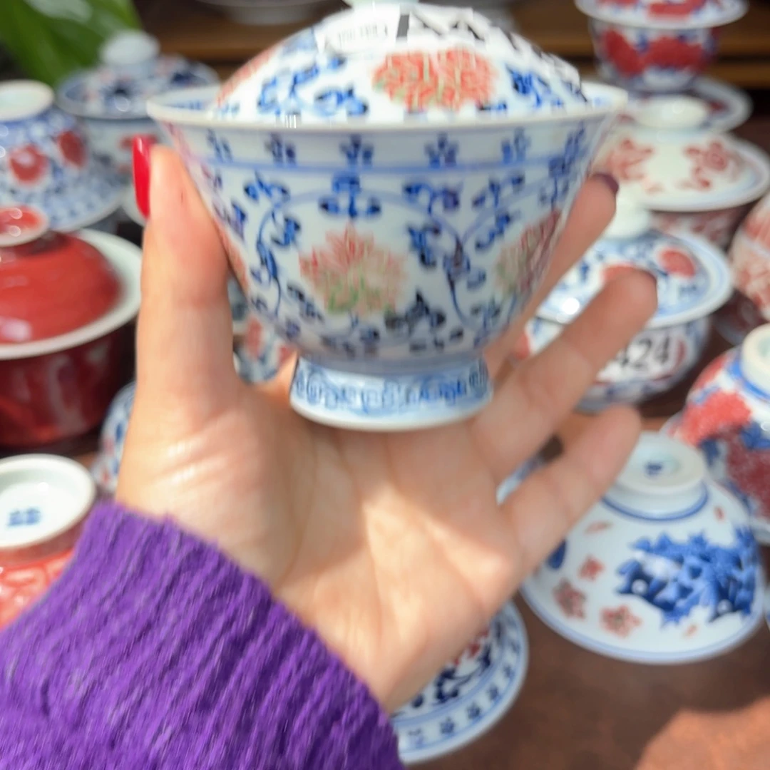 青花釉里红缠枝莲斗笠盖碗