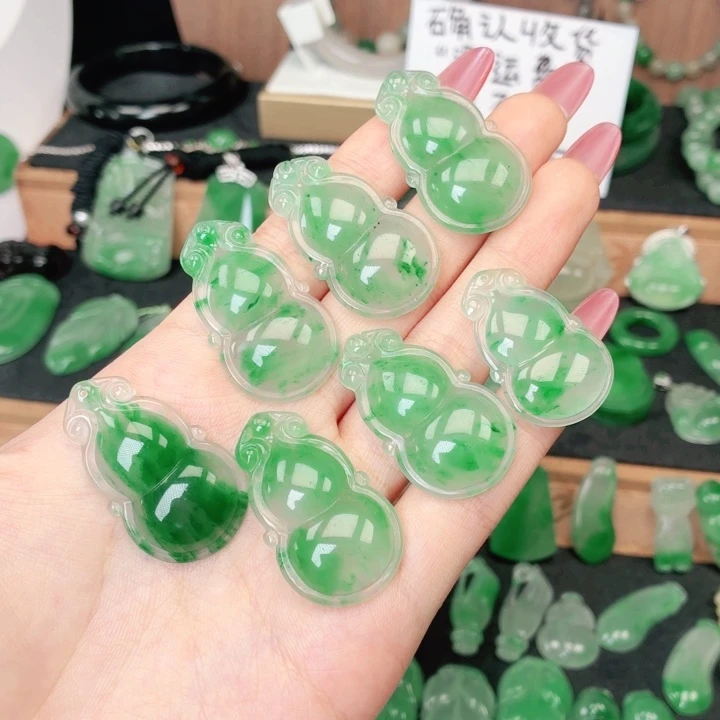 拈***笑石英质玉（非洲翠）未镶嵌颈饰