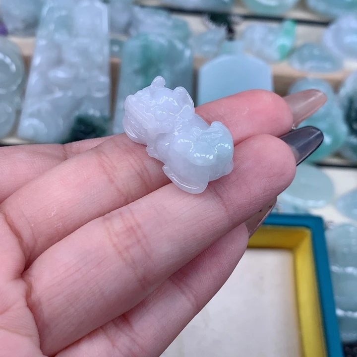 翡翠未镶嵌颈饰貔貅