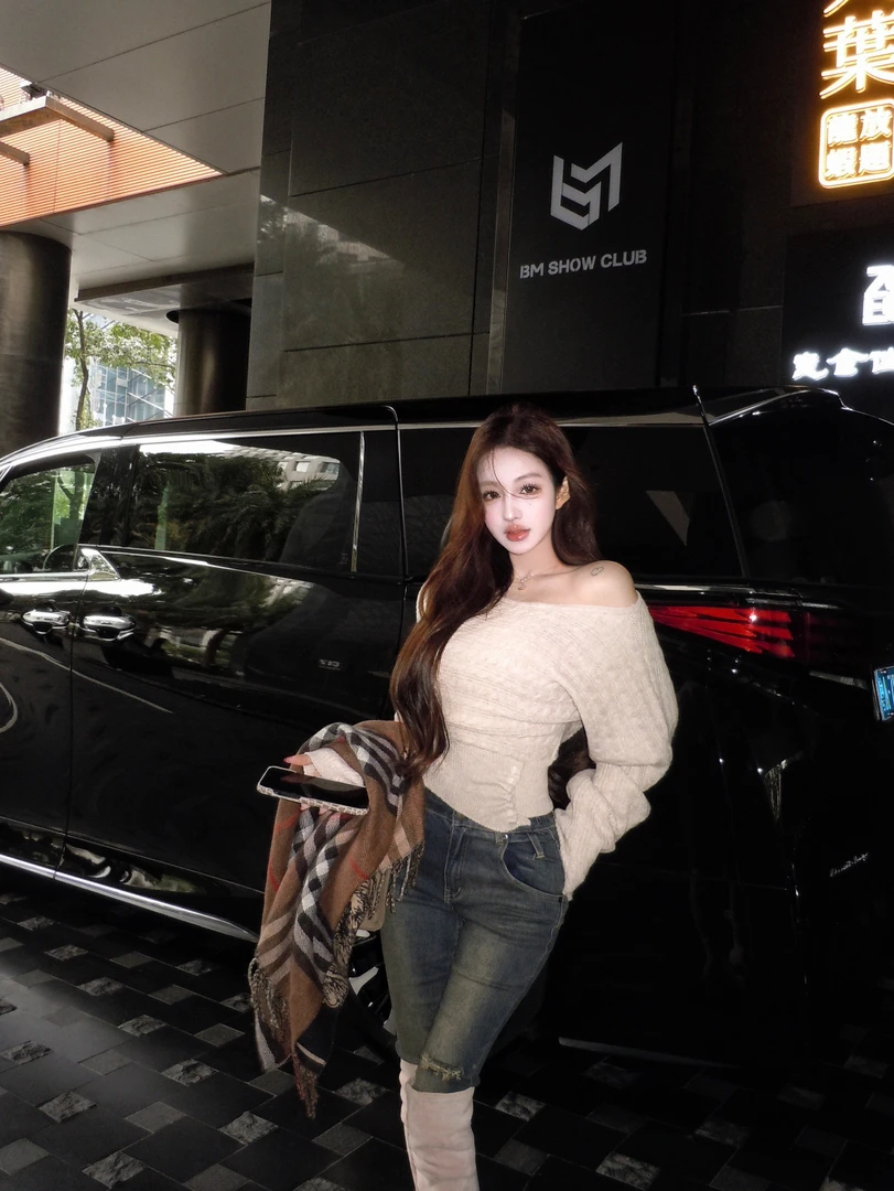 纯欲辣妹斜肩露肩针织衫毛衣女秋冬蝙蝠袖设计感收腰显瘦上衣