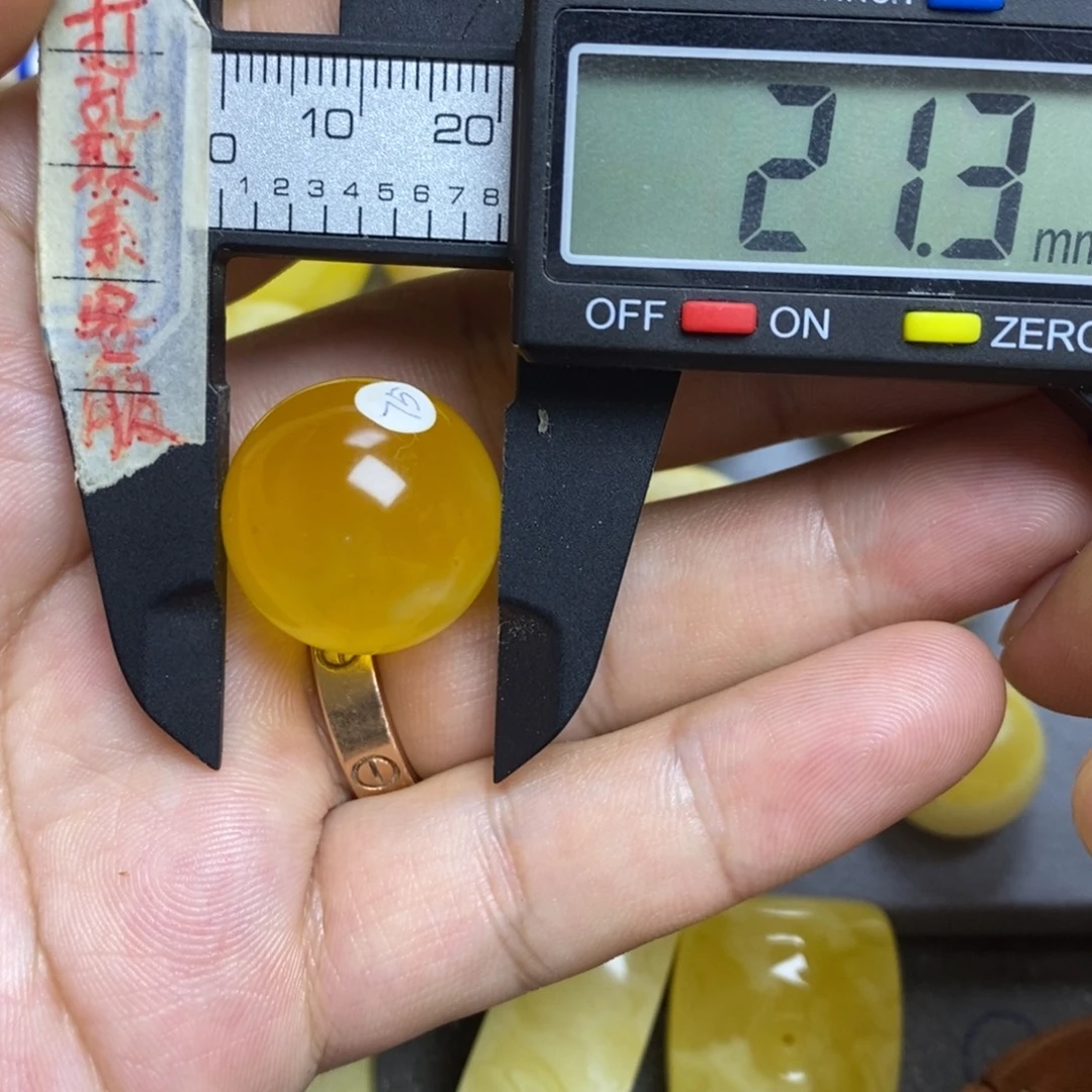 蜜蜡未镶嵌裸石21.3瑕疵圆珠默认直发