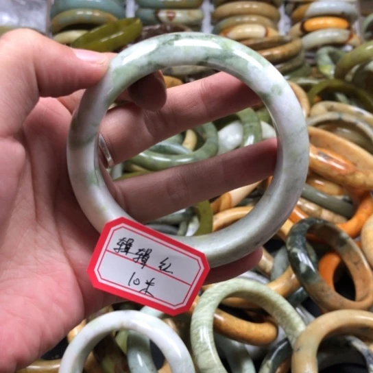 未镶嵌蛇纹石玉手镯?**红