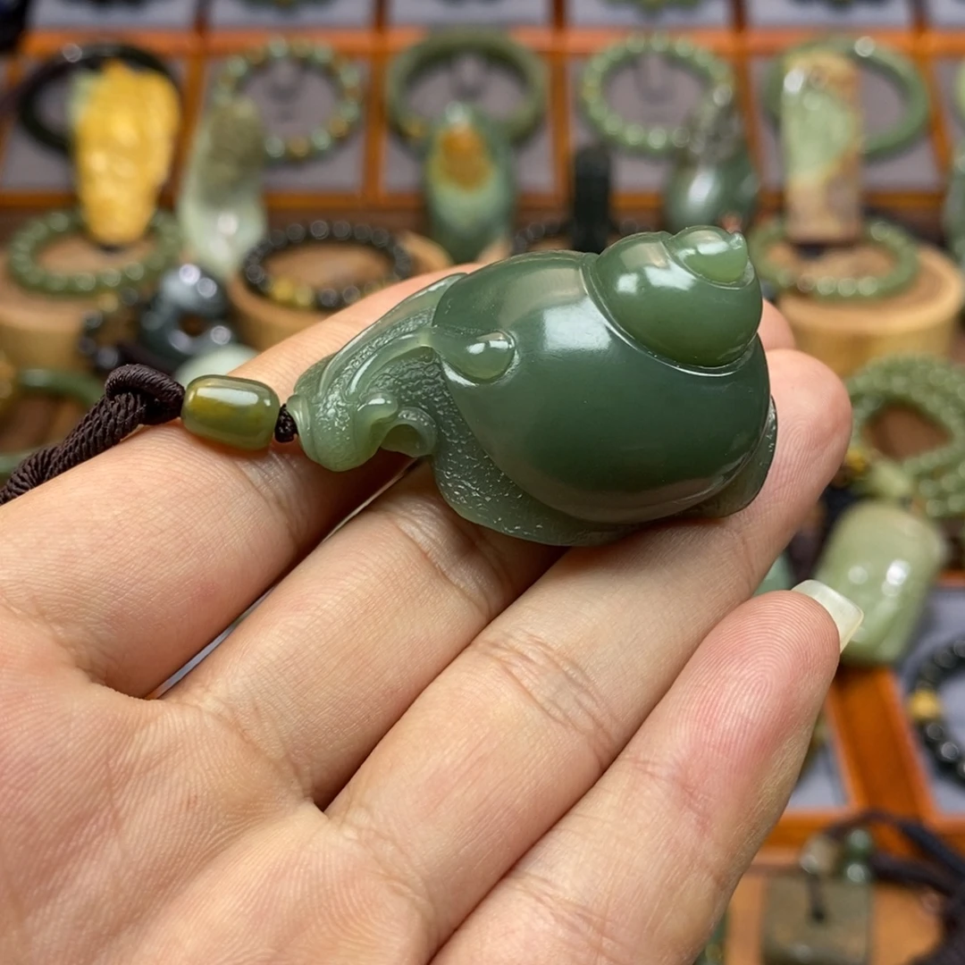 未镶嵌岫岩老玉（透闪石质玉）挂件