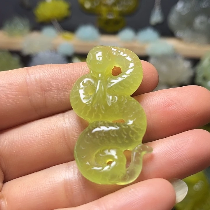 蛇纹石玉未镶嵌颈饰