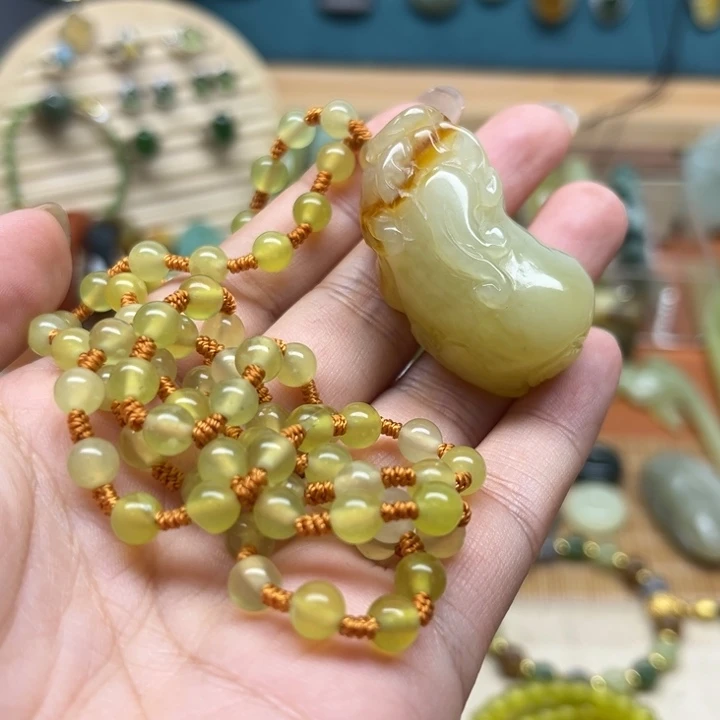 蛇纹石玉未镶嵌颈饰