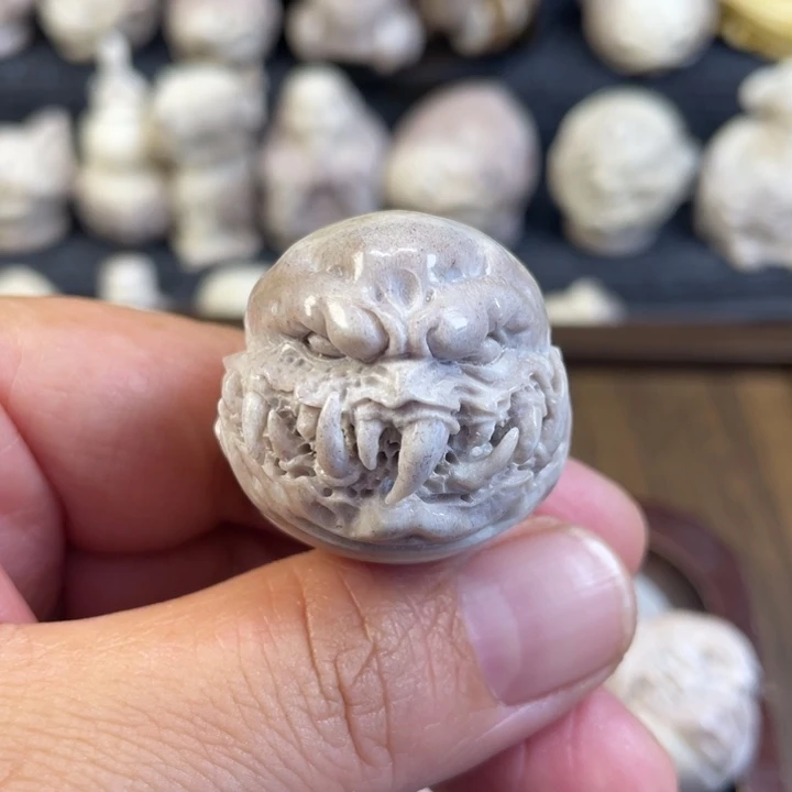 ****妇皮质非金属配饰鹿角雕刻吞噬恶僧