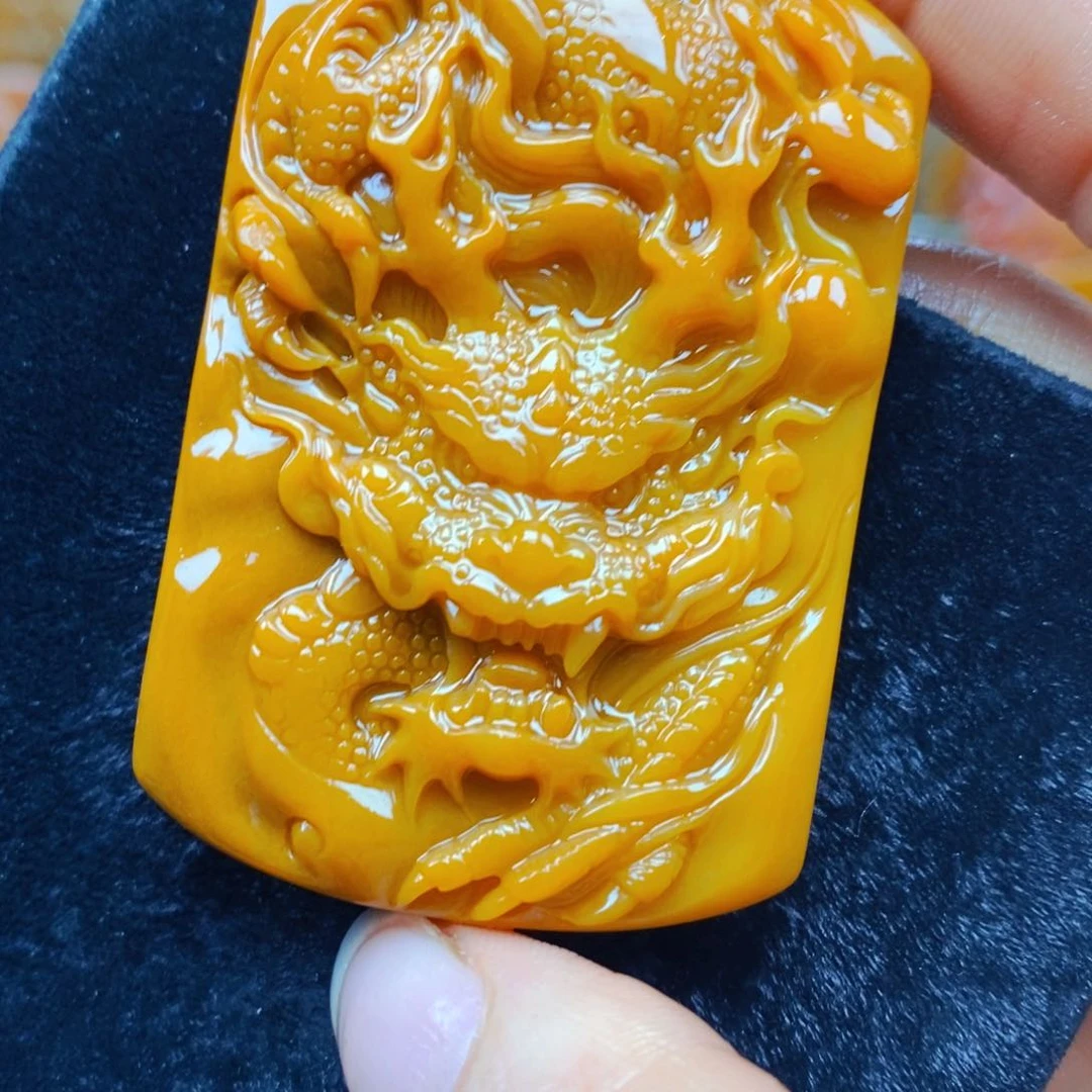 未镶嵌石英质玉（黄龙玉）颈饰