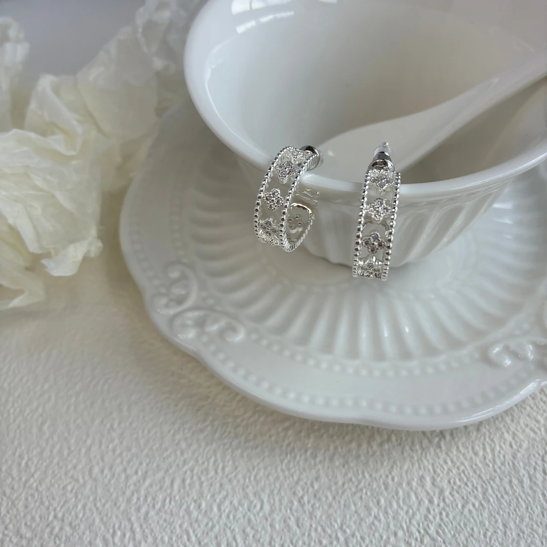 铜合金耳饰 简约高级感四叶草耳钉白k色气质耳环耳饰