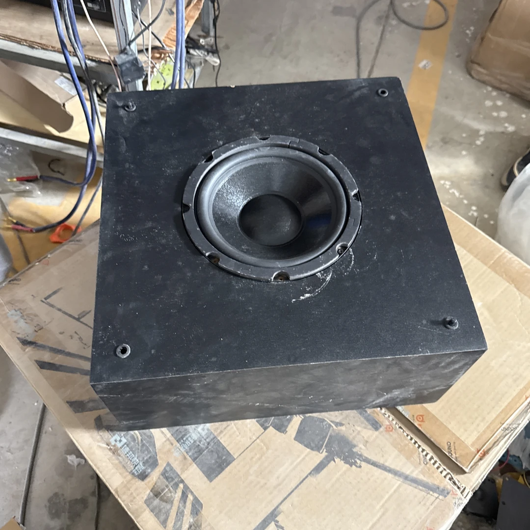 9新  无源低音炮一个，不包邮，没有面罩，裸机