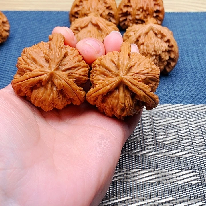 小***强文玩核桃吊坠三棱