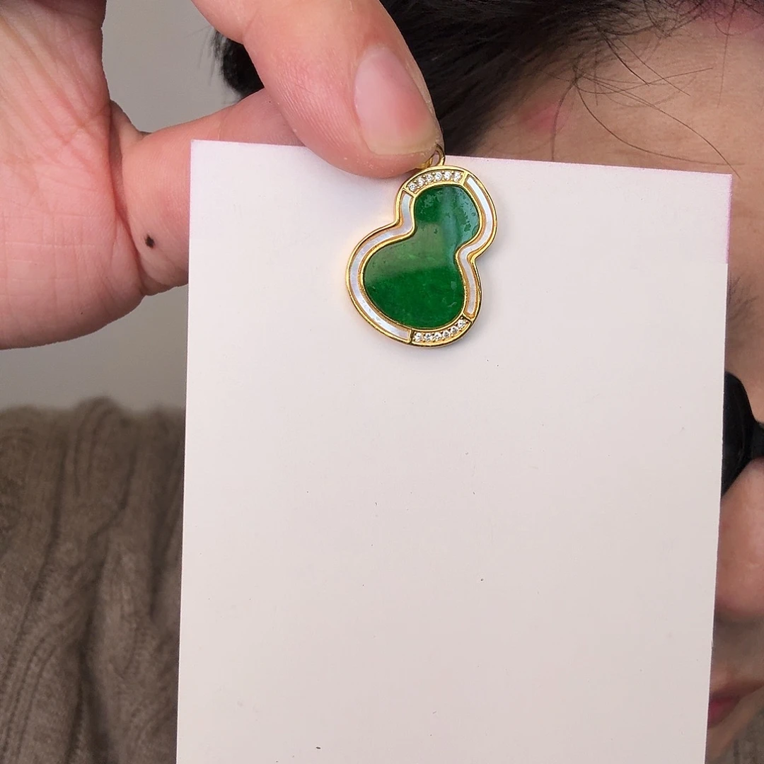 翡翠未镶嵌颈饰一件