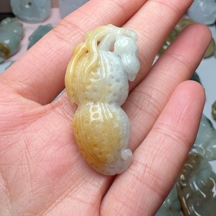 翡翠未镶嵌颈饰花生