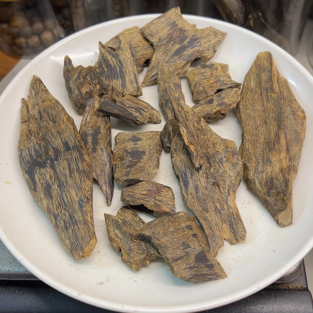 沉香碎屑沉香透顶绿原材料88克