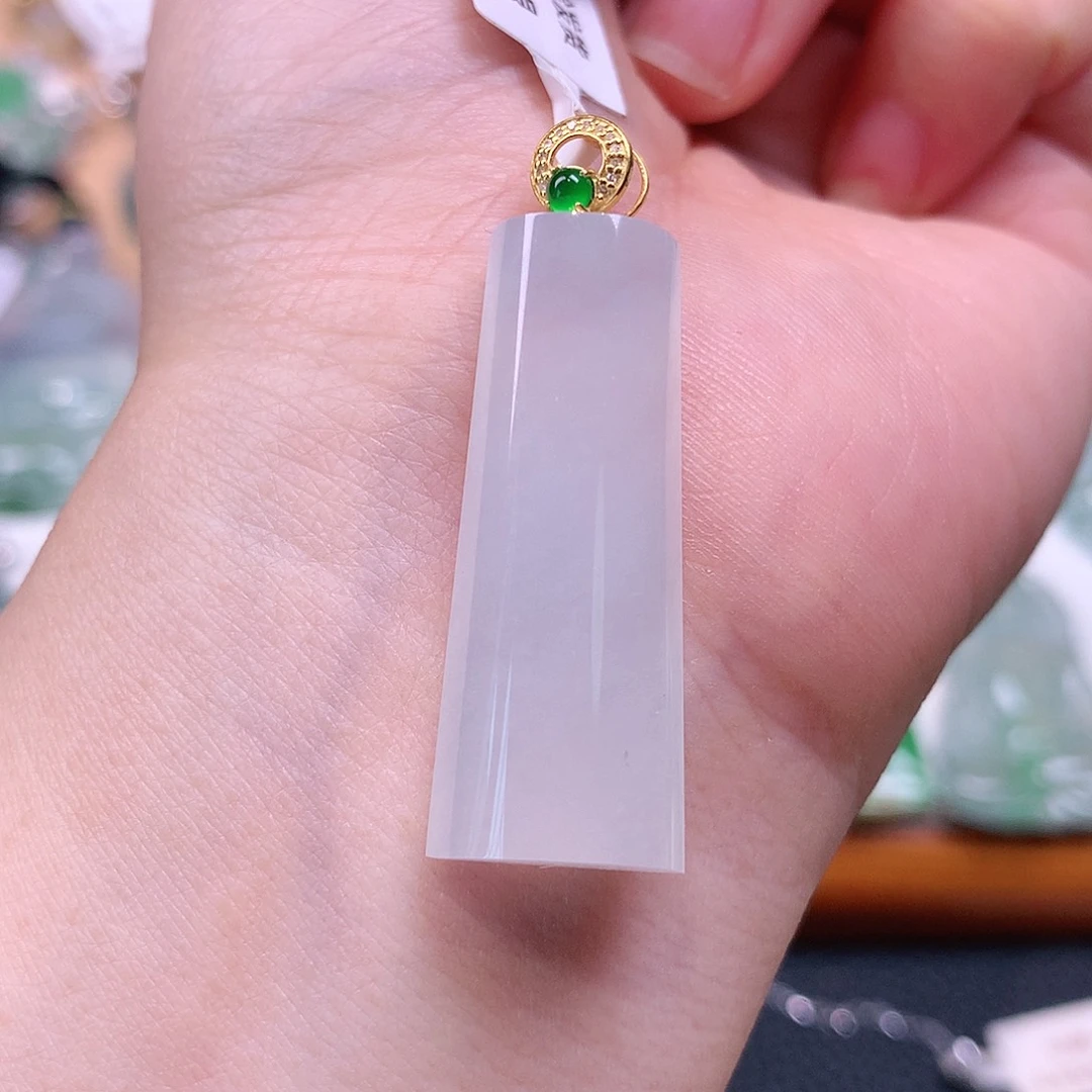 翡翠18K金镶嵌颈饰柱子