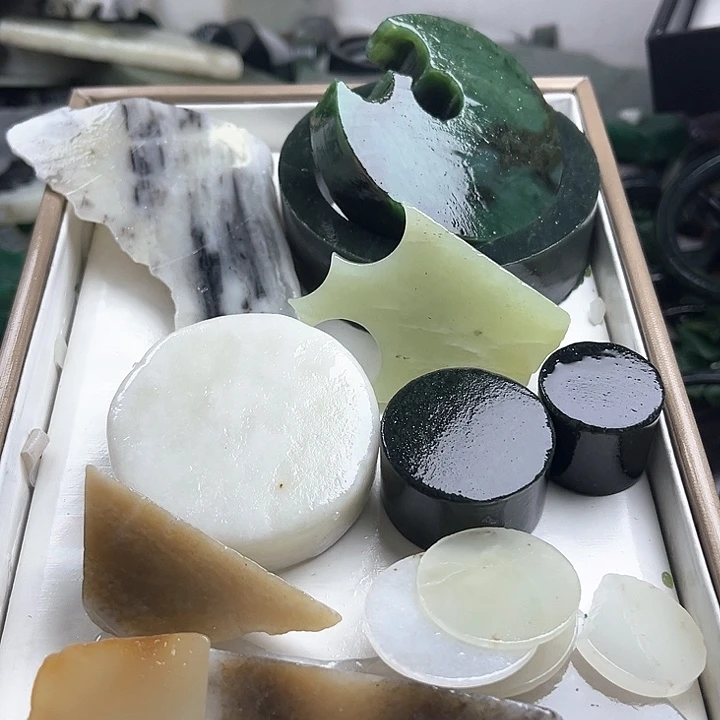 和田玉（糖玉）和田玉边角料9K金镶嵌三**岳