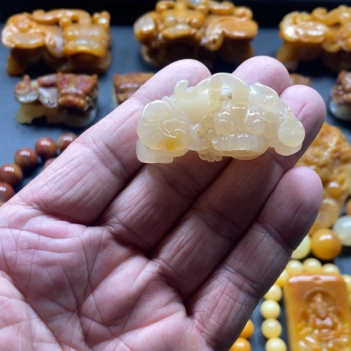 石英质玉（黄龙玉）未镶嵌颈饰