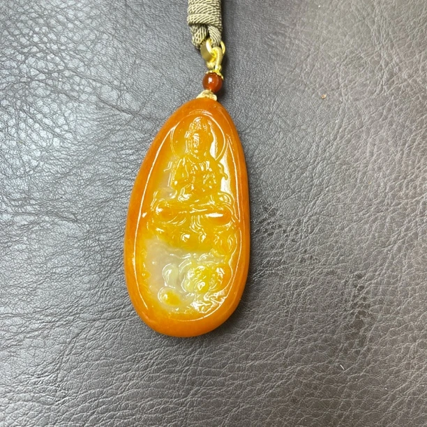 石包沁色观音手把把玩件D2