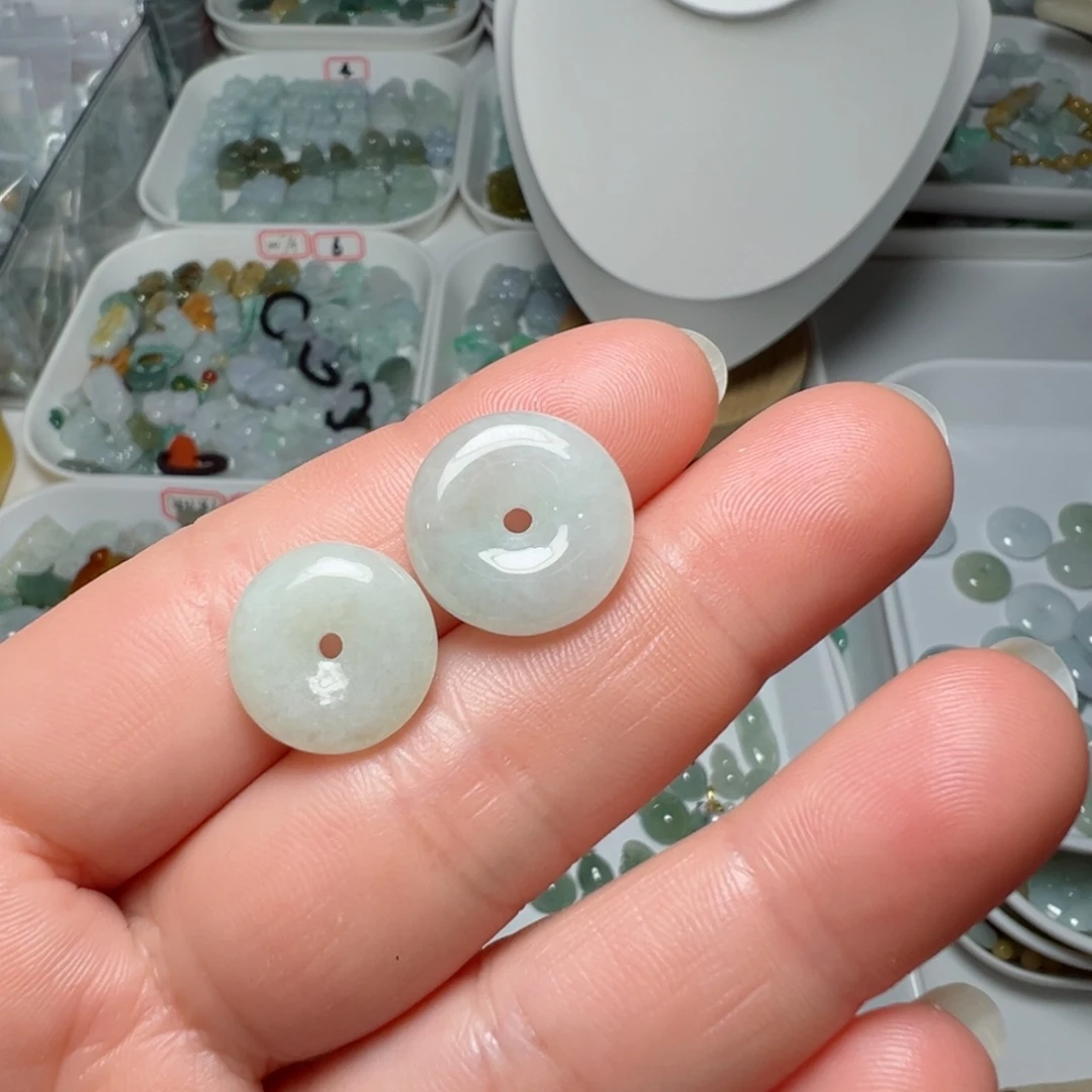 翡翠颈饰未镶嵌小**?平安扣两个77