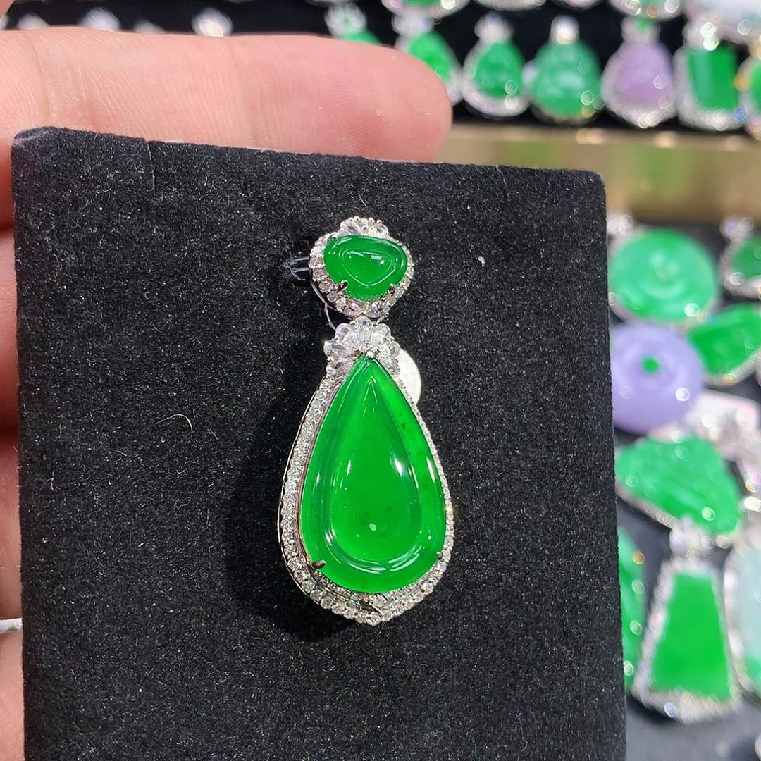 翡翠18K金镶嵌颈饰