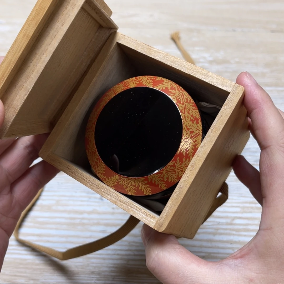 瓷片?****d密密麻麻地排列着一个