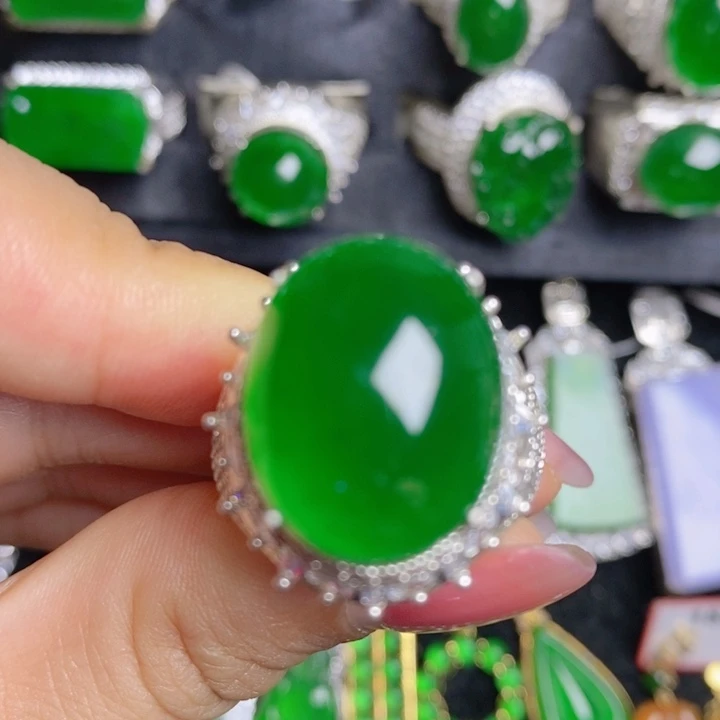 翡翠挂件未镶嵌蛋面