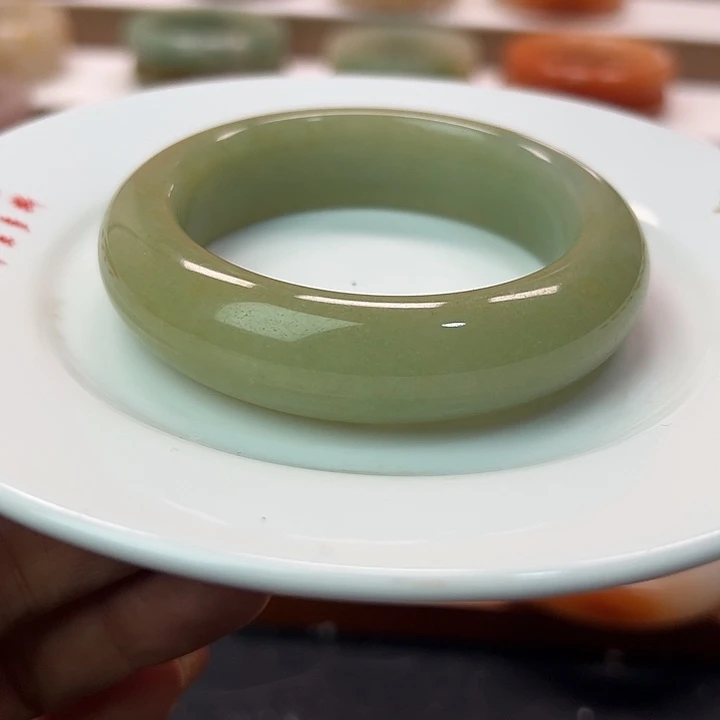 杨***：未镶嵌手镯石英岩玉