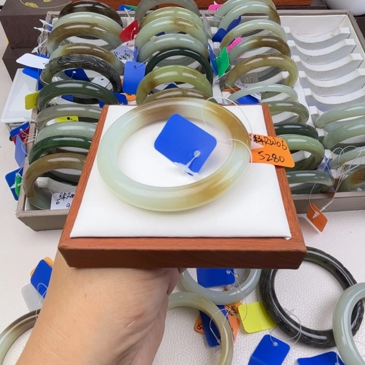 未镶嵌手镯和田玉七月